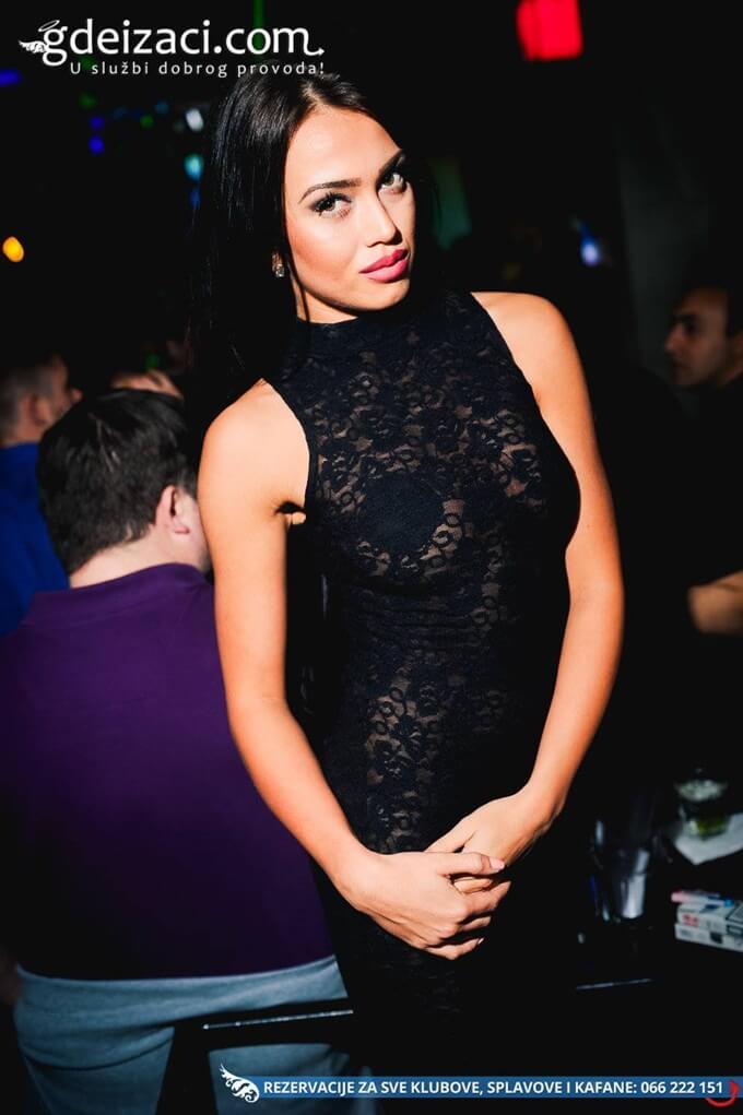 stajling vikenda gola haljina