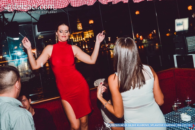 tag 28 crvena haljina