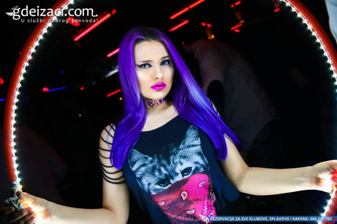 devojka ljubicasta kosa