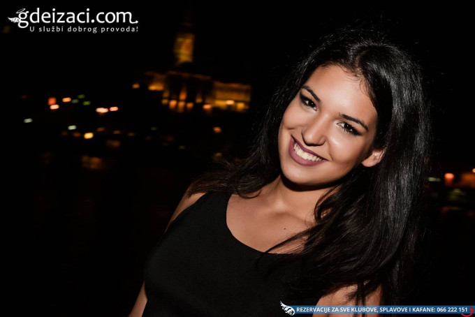 kafana uzbuna devojka 1