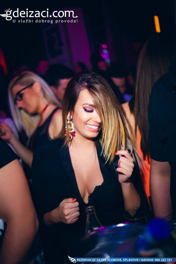 klub kasina devojka dekolte 1