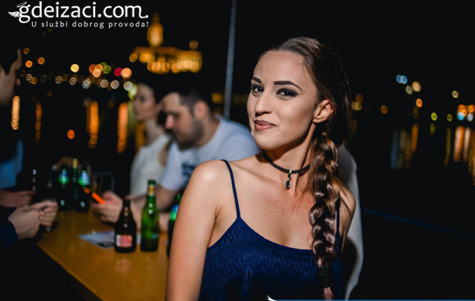 splav kafana uzbuna devojka