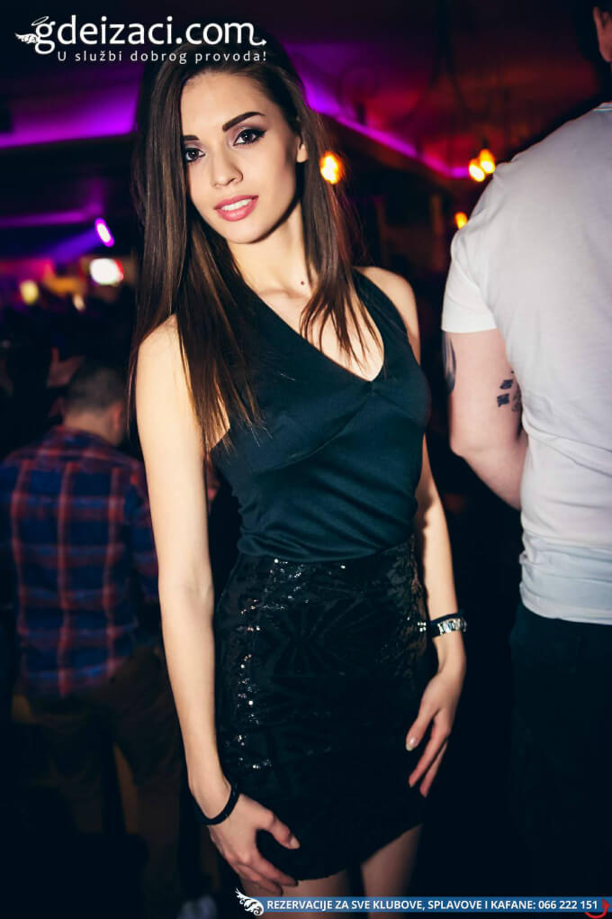 tarapana devojkacrnahaljina