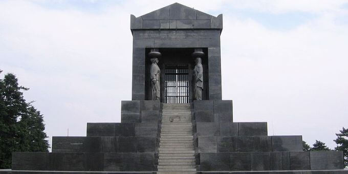 Spomenik na Avali