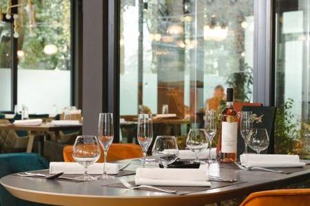 emily garden bar restoran 57