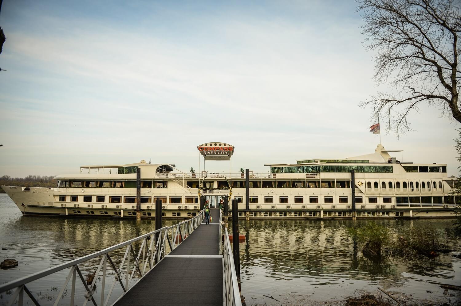 brod hotel compass docek nove godine 15